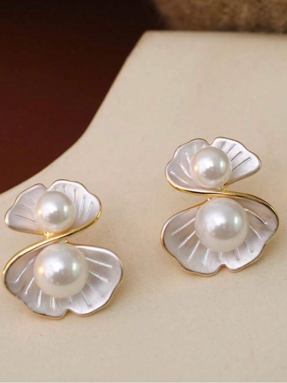 NWT Elegant Pearl Floral Drop Earrings in White and Gold